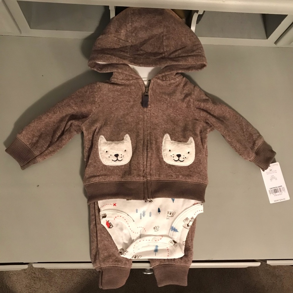 Brand new never worn Carter’s set